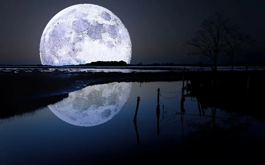 عکس زیبای ثبت شده از ماه و در فاصله نزدیک برای پروفایل