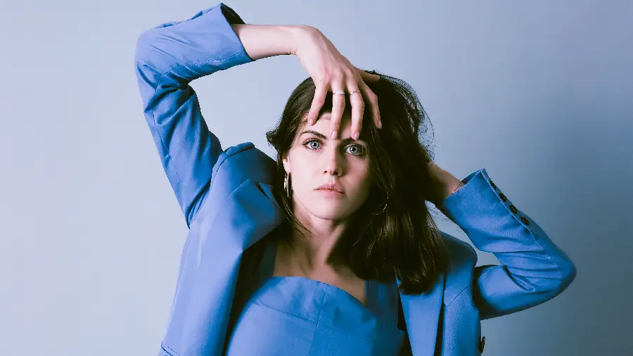 عکس و وکتور الکساندرا داداریو Alexandra Daddario با لباس آبی رنگ