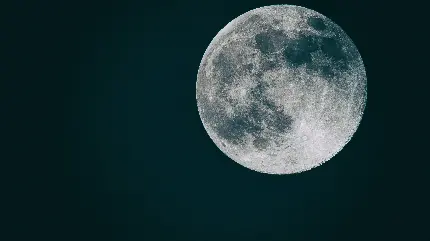 تصویر زمینه از ماه در آسمان صاف و شب مهتابی