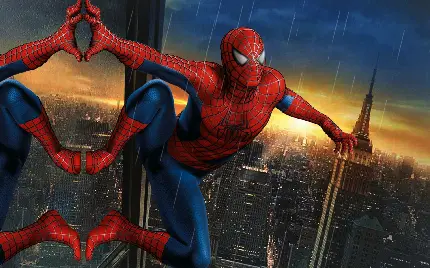عکس مرد عنکبوتی یا اسپایدر من چسبیده به شیشه برج