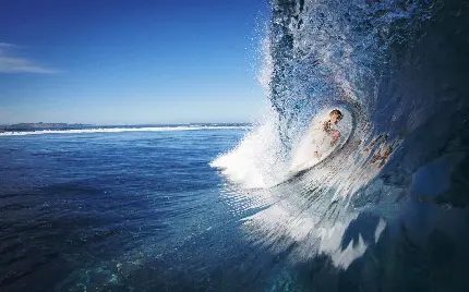 عکس زیبا از لحظه شکار موج سواری روی موج دریا