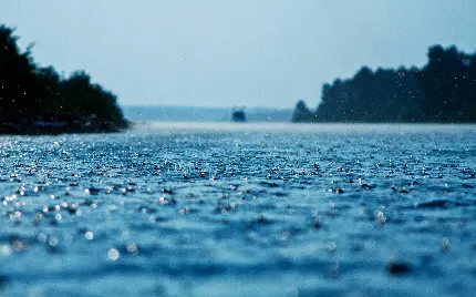 عکس باریدن باران و قطره های ریز و درشت آب بر روی دریا برای پروفایل