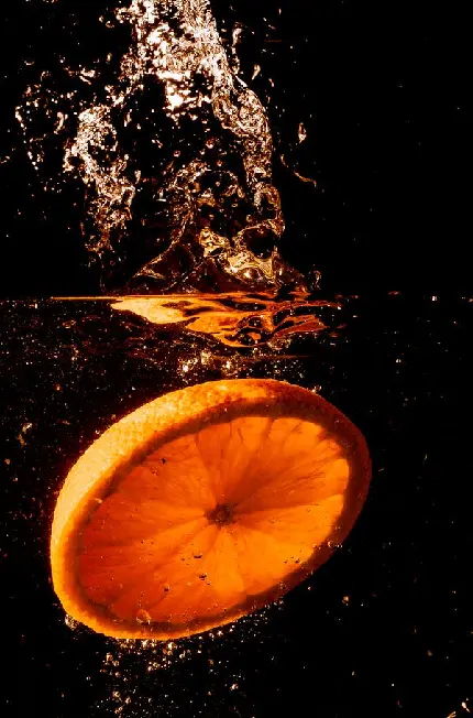پروفایل خیلی زیبا از پرتقال شناور در آب زلال با کیفیت باورنکردنی