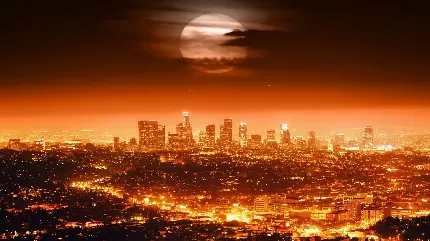 عکس شهر لس آنجلس با برج های مشهور در مرکز شهر و ماه زیبا