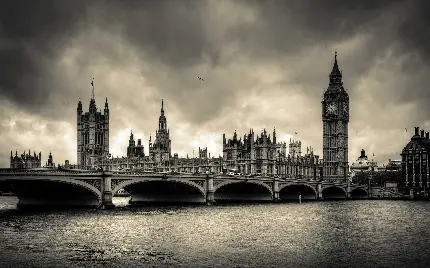 عکس سیاه و سفید از لندن و رودخانه تایمز با برج ساعت
