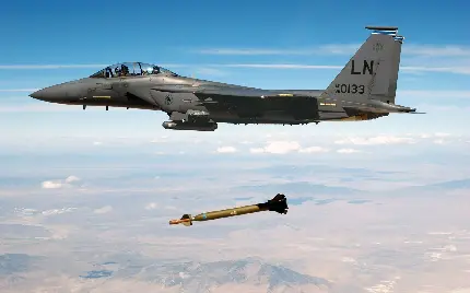 تصویر زمینه تماشایی رها شدن موشک از هواپیمای موشک انداز در آسمان مناسب برای ویندوز 11