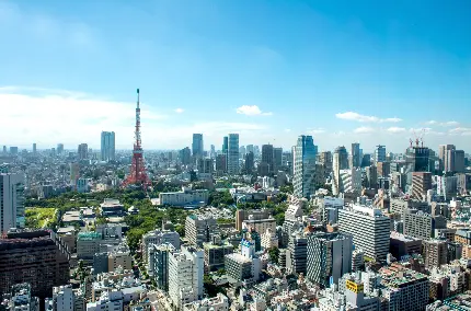 عکس شهر توکیو در یک روز بهاری و آسمانی ابری و برج زیبای توکیو