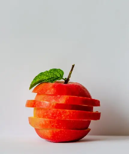 تصویر زیبا و فانتری از یک سیب قرمز برش زده شیک با کیفیت بینظیر