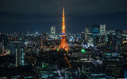 عکس برج چراغانی توکیو در مرکز شهر با طراحی شبیه به برج ایفل