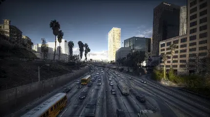 عکس خیابان شهر لس آنجلس با برج مشهور در مرکز شهر