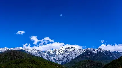 پس زمینه 4K کوهستان فوق العاده زیبا و سرسبز برای ویندوز 11