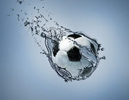 عکس باکیفیت و هوشمندانه از پرتاب توپ فوتبال در آب برای پس زمینه
