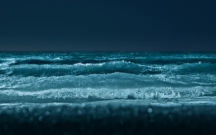 عکس خلاقانه از امواج آبی رنگ اقیانوس در شب برای والپیپر ویندوز