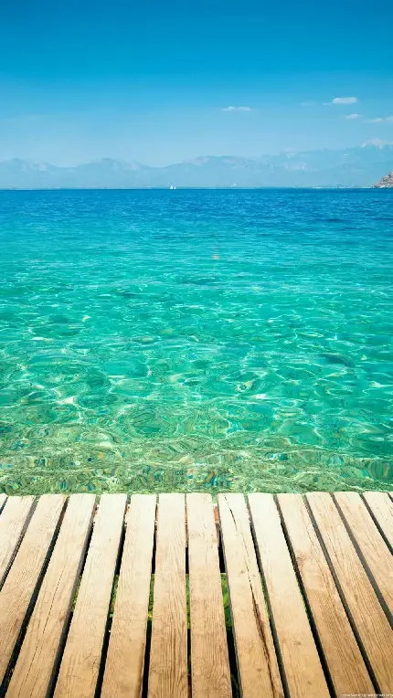 تصویر دریای آرام با آب خوش رنگ و زیبا برای بک گراند آیفون