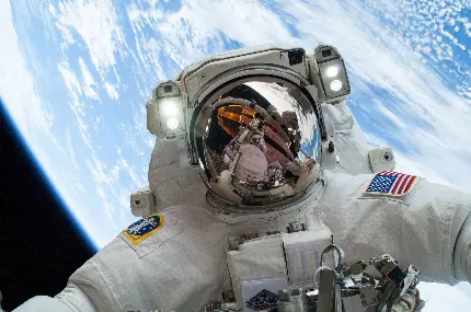 عکس فضانورد ناسا در فضا و معلق و بالای کره زمین