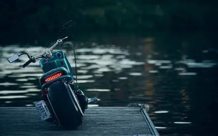 عکس پروفایل موتور و موتور سواری برای پروفایل های پسرانه در کنار دریاچه 