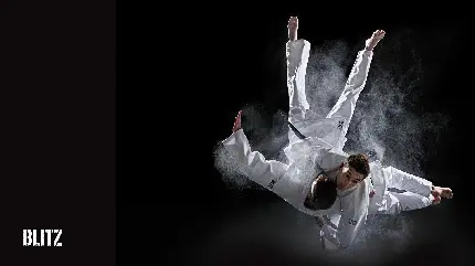 عکس مبارزه کاراته میان دو نفر با لباس مخصوص برای چاپ بر روی بنر سایز بزرگ