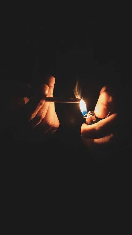عکس زمینه روشن کردن سیگار با فندک برای بک گراند گوشی آیفون