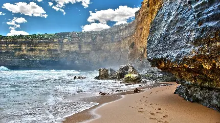 تصویر منظره زیبا از صخره ها در کنار دریای خروشان با کیفیت خوب