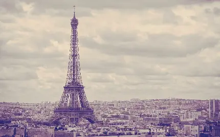 تصویر زمینه برج ایفل و شهر پاریس با آسمان ابری برای گوشی