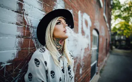 عکس زن در طبیعت شمال