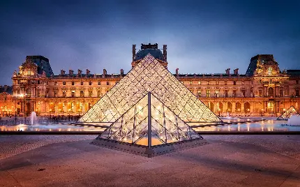 عکس موزه لوور در شهر پاریس معروف به بزرگترین موزه هنر 