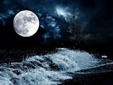 عکس امواج خروشان اقیانوس در شب ابری با ماه بزرگ در آسمان با کیفیت بالا