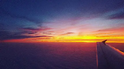 تصویر دلنشین آسمان غروب از نمای بال هواپیما برای پروفایل