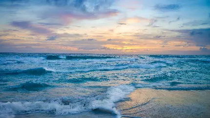 دانلود عکس امواج اقیانوس در ساحل هنگام با انعکاس زیبای نور خورشید