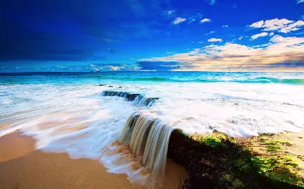 تازه ترین تصویر اقیانوس آبی با آسمان خوشرنگ و صخره های کوچک آبشاری مناسب استوری و پست اینستاگرام