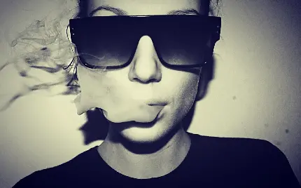 دانلود عکس پروفایل دختر سیگاری و عکس دختر تنها با سیگار برای اینستاگرام