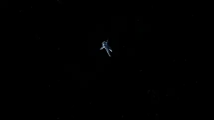 تصویر فضانورد در فضای تاریک و تیره با پس زمینه کاملا مشکی