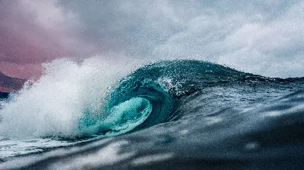 دانلود تصویر بسیار نزدیک و جذاب از موج آبی رنگ اقبانوس  با کیفیت 8k