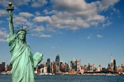 عکس برج معروف آزادی با بک گراند شهر نیویورک