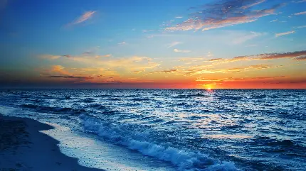 دانلود تصویر با کیفیت و والپیپر زیبا از امواج دریا در ساحل غروب آفتاب