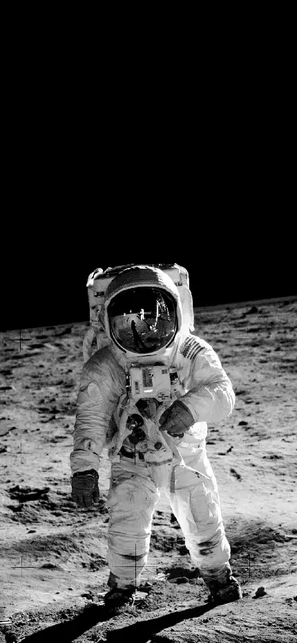 عکس فضانورد با لباس مخصوص بر روی ماه برای والپیپر و بک گراند آیفون