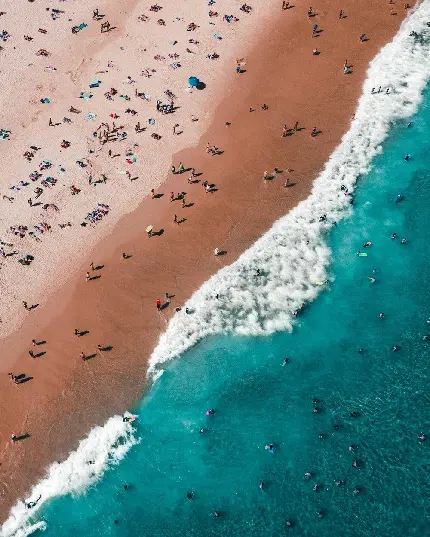 بک گراند iPhone 13 Pro با طرح ساحل شلوغ زیبا برای گوشی هوشمند اپل