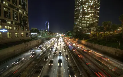 عکس بزرگراه مشهور شهر لس انجلس در شب با ماشین های زیاد
