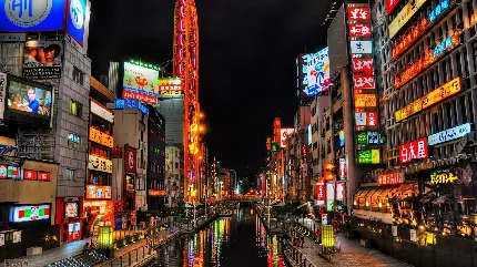 عکس رود مصنوعی در دل شهر توکیو با ساختمانهای نورانی با کیفیت خوب