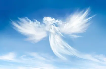 تصویر زمینه عکس فانتزی فرشته بالدار سفید در میان ابرها