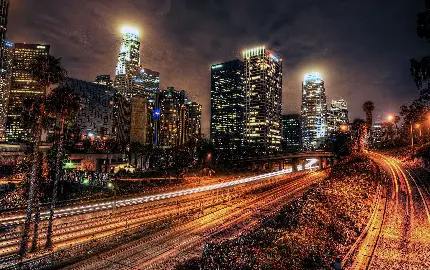والپیپر مرکز شهر لس آنجلس با برج های مشهور در شب با کیفیت بالا