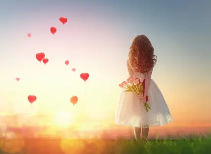 والپیپری اچ دی از دختربچه مو طلایی با دسته گل لاله در دست و در نظاره بادکنک های قلبی قرمز