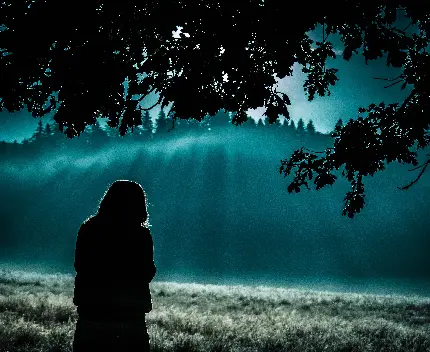 عکس پروفایل باحال درمورد دختر غمگین و ناراحت در جنگل تاریک