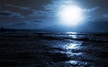 زیباترین تصویر از امواج اقیانوس در شب زیر نور دیدنی ماه برای بک گراند ویندوز 11
