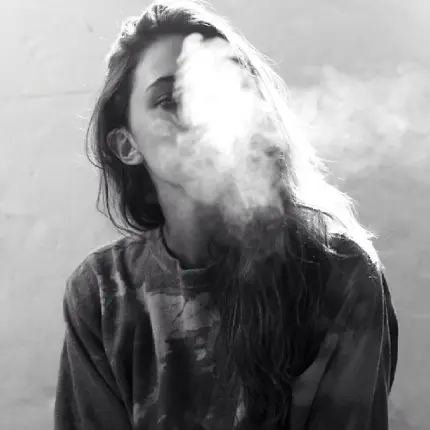 تصویر سیاه سفید دختر با دود سیگار و بدون چهره مخصوص پروفایل شبکه های اجتماعی