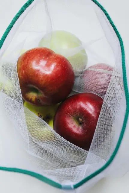تصویر بسته پر از سیب های خوشمزه و آبدار با کیفیت دوست داشتنی