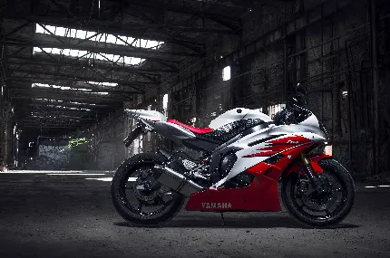 عکس زیبا موتور سیکلت یاماها با رنگهای سفید و سرخ