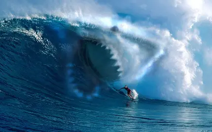 تصویر اعجاب برانگیز از موج سواری در اقیانوس بر موج عظیم و وحشتناک به شکل کوسه با زیباترین گرافیک