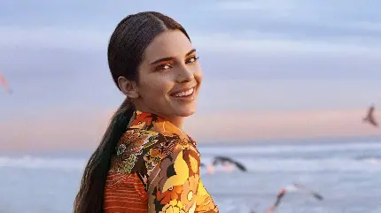 چاپ پوستر عکس Kendall Jenner کندال جنر با لبخندی جذاب و دوست داشتنی