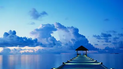 تصویر زمینه جادویی از پل چوبی در وسط اقیانوس زیبای آبی برای دسکتاپ